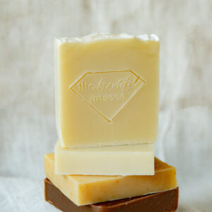 Zeepblok Healing Rain staand op andere zepen