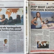 Krantenpagina met een artikel over The Beautiful Unseen